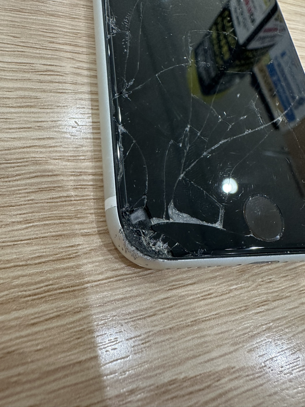 iPhone SE2（アイフォン）の画面割れはスマホ修理工房イオンモール福岡店で即日修理可能です！